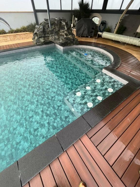 Rénovation de piscine en Vendée : les 10 signes qu'il est temps d'intervenir
